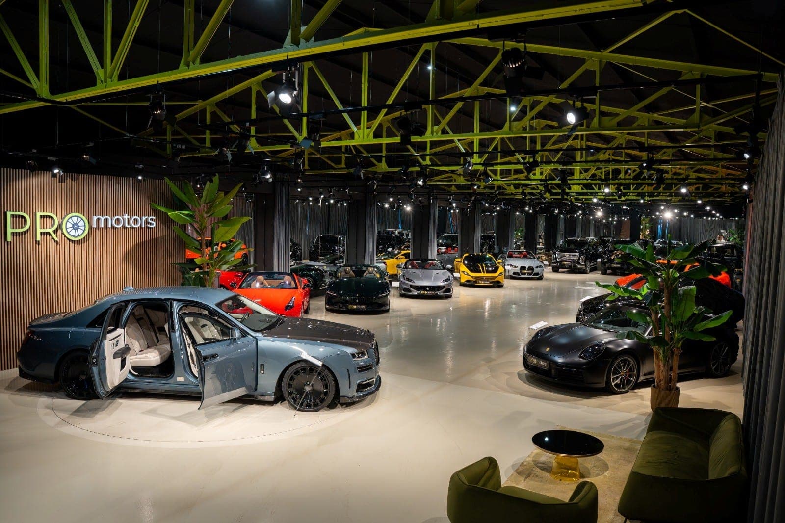 Showroom Promotors cu automobile premium expuse