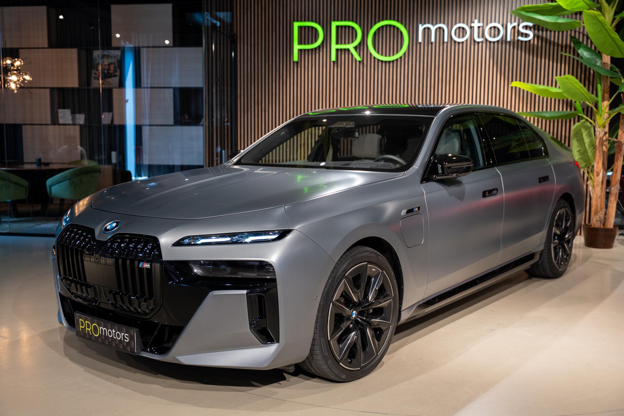 BMW M760e